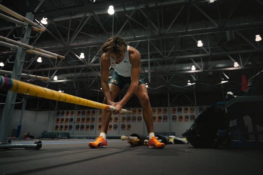 Planting the pole in a dim training hall
