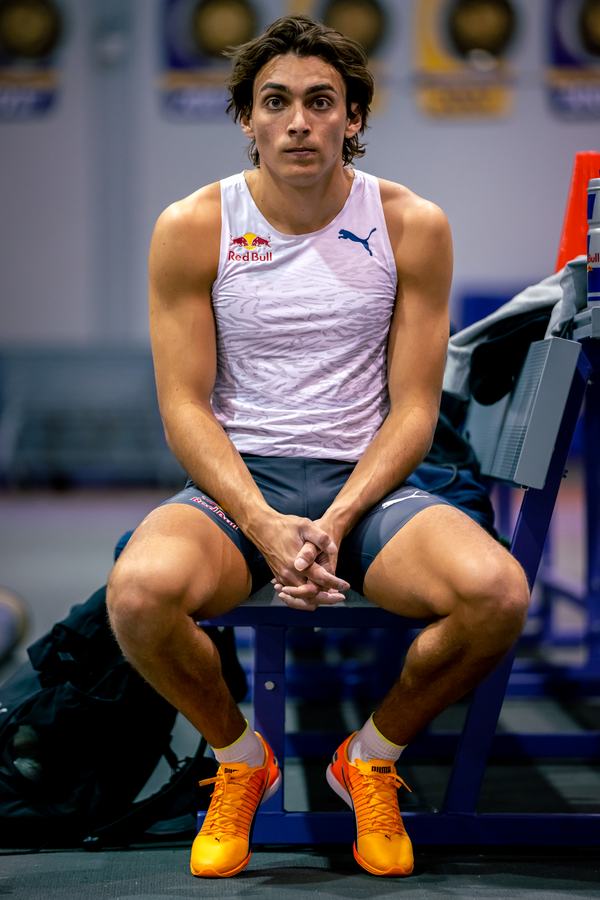 Mondo Duplantis seated between attempts