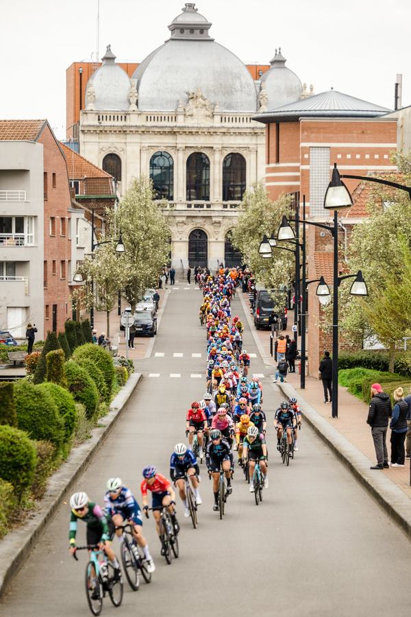 The bunch rolling through town