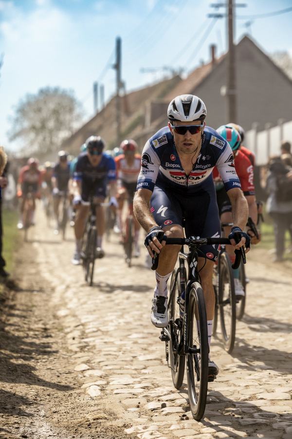 The bunch across the cobbles