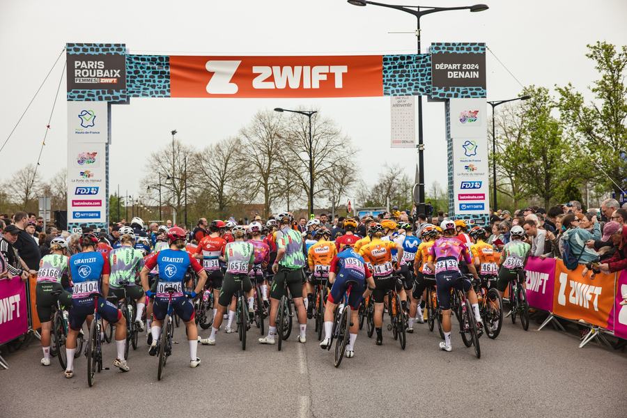 The peloton lined up under the start arch