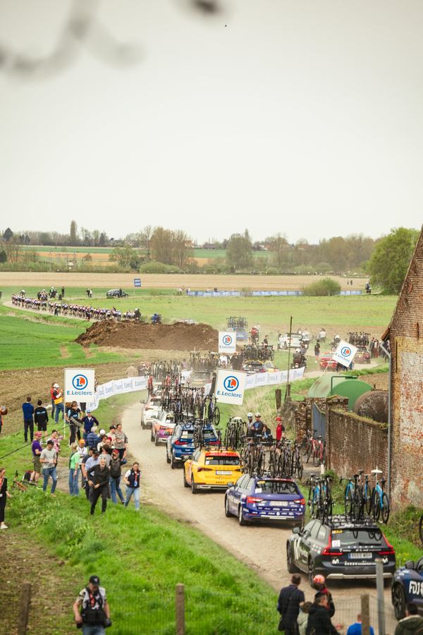 The peloton snaking past the farm