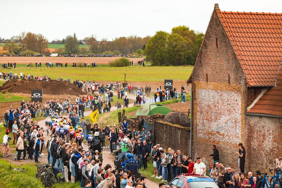 The crowd on a cobbled sector by the farm